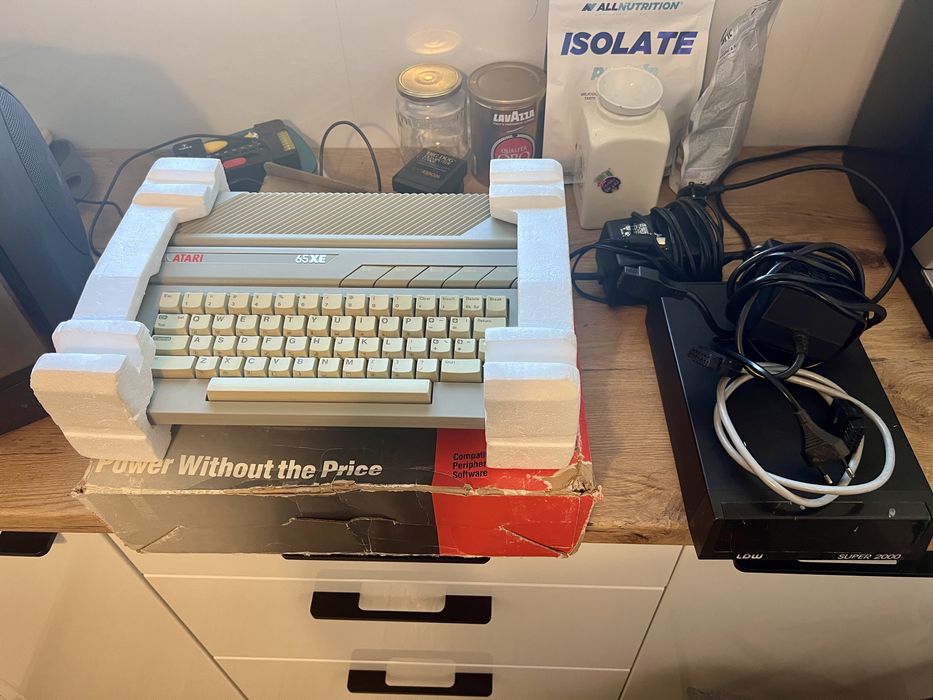 Atari 65XE z pudelkiem, stacja LDW Super 2000, magnetofon CA12
