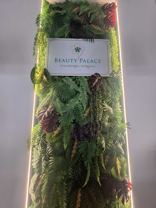 Dekoracja ścienna: sztuczna trawa i liście ręcznie układane