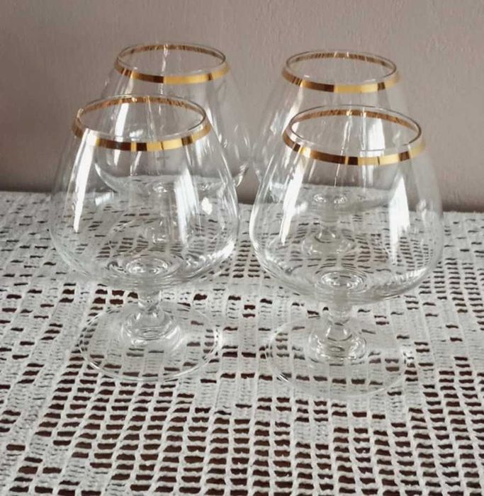 Kieliszki do koniaku, ze złotym brzegiem