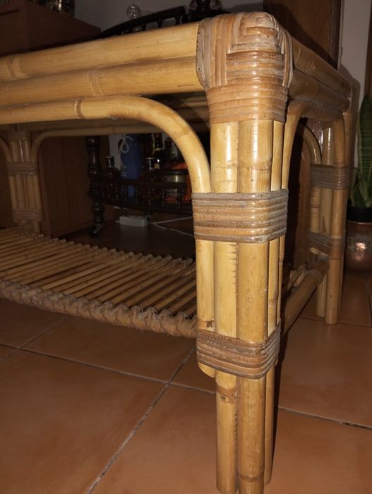 Mesa de sala em bambu