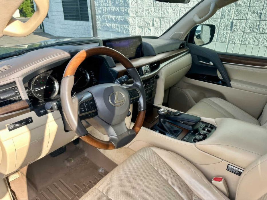Lexus LX      2021