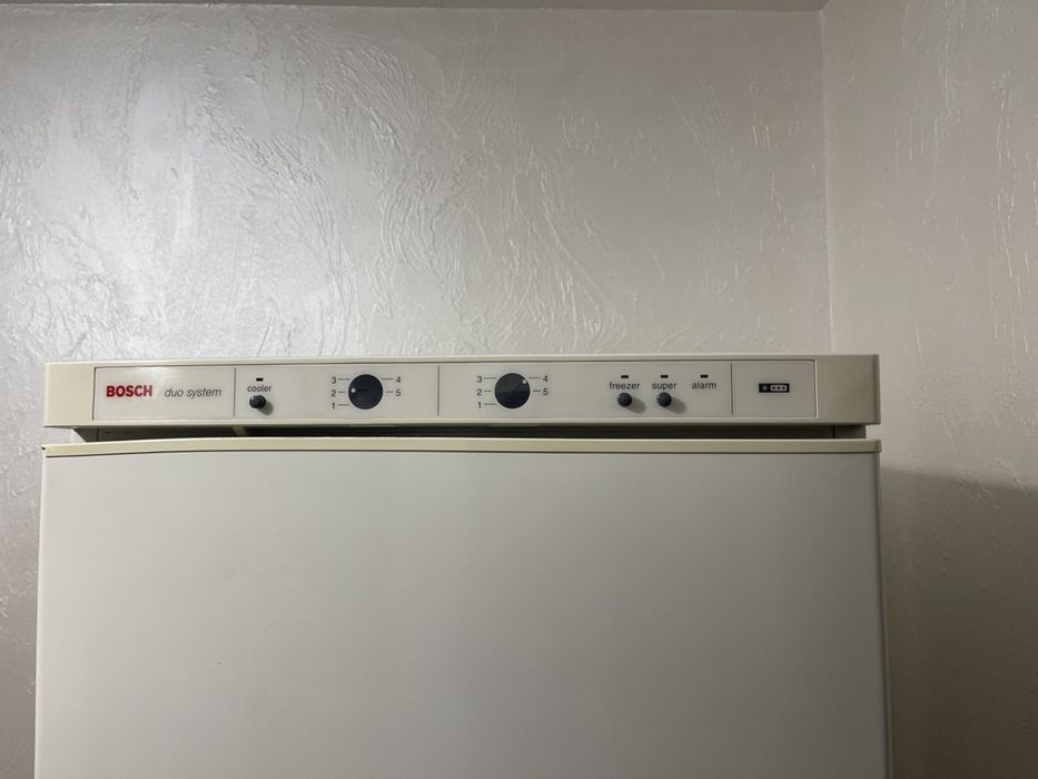 Холодильник двокамерний Bosch KGS 3821