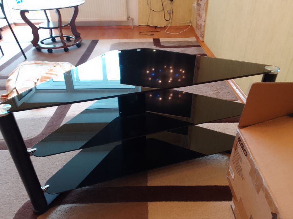 Столик кутовий. Тумбочка скляна для телевізора. В ідеальному стані.