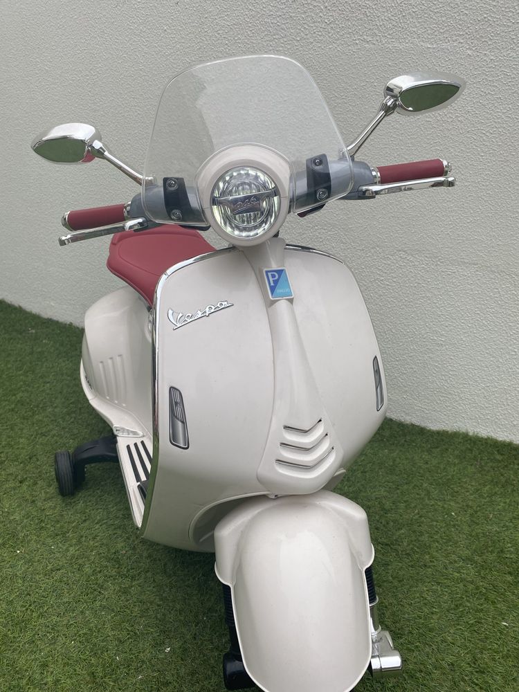 Mota Vespa - como nova Bateria - Crianca + Radio