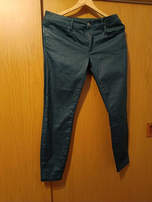 Calças em ECOPELE da salsa cor verde seco