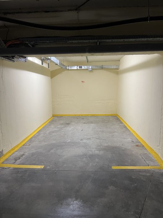 Продам паркомісце Срібнокільська,1