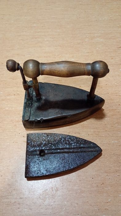 Zabytkowe brązowe żelazko+2 duszę.