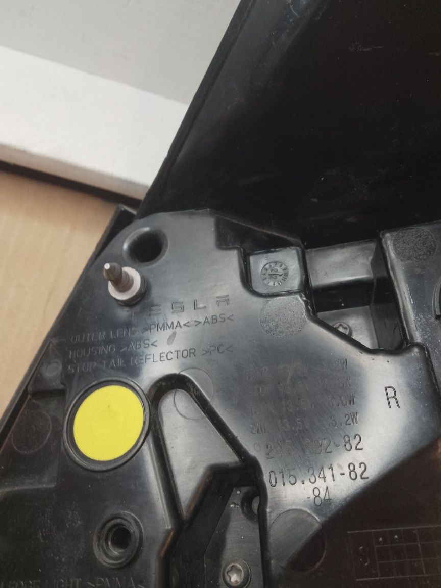 CAŁA ŁADNA Lampa tył tylna prawa TESLA 3