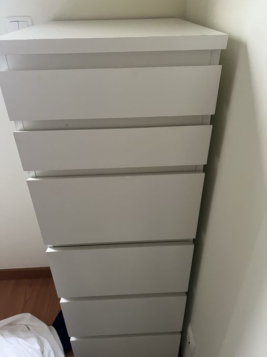 Cómoda branca com espelho