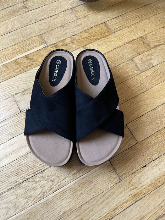 Замшеві шльопанці