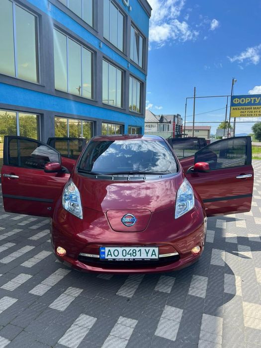 Продам Nissan leaf 2012