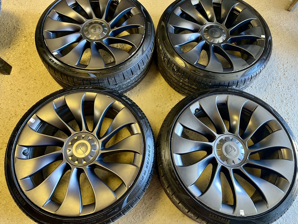 Komplet kół letnich TESLA Uberturbine 235/35R20. Felgi 5x114.3.