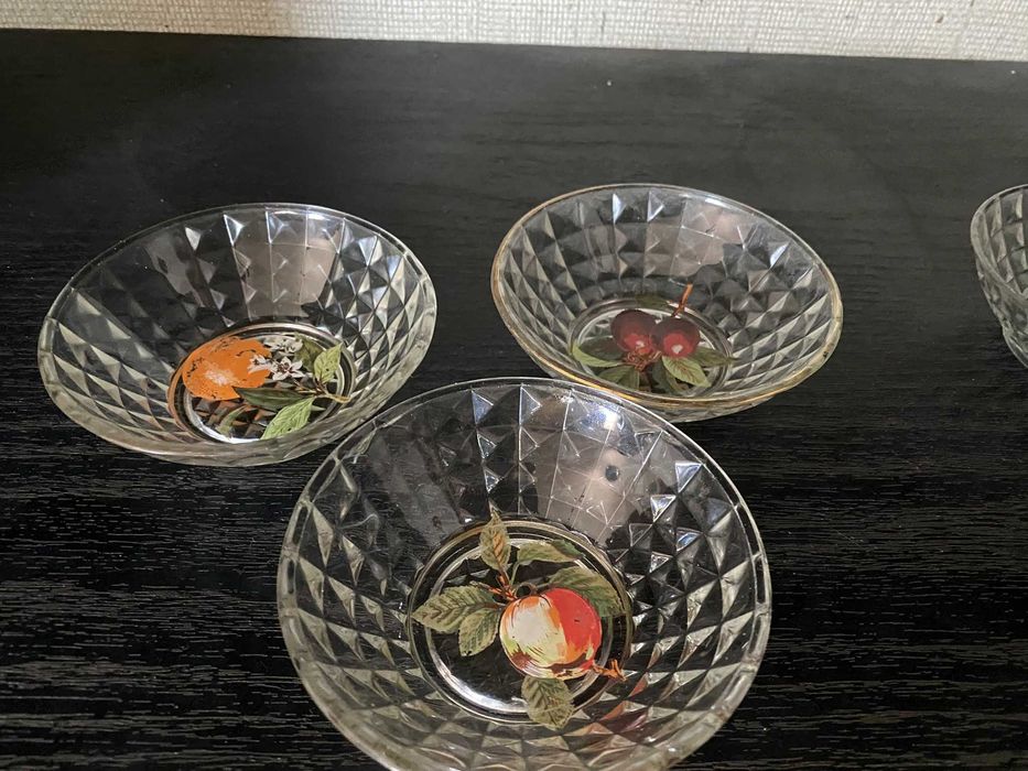 3 tacinhas de sobremesa com imagens de frutos