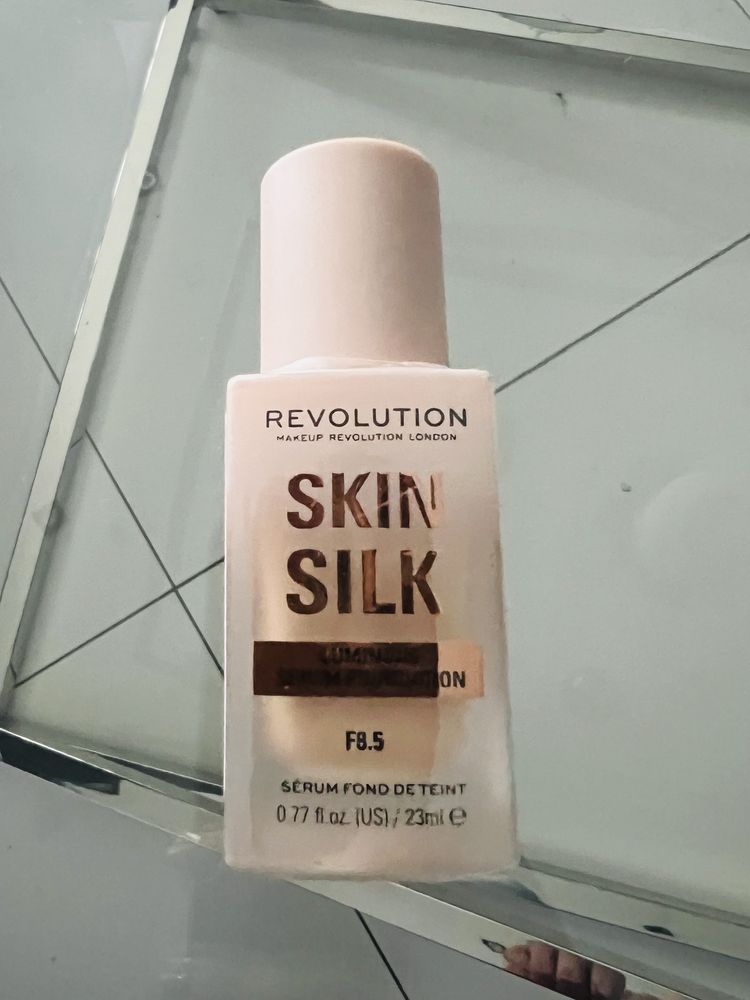 Revolution skin silk F 8.5 bezowy  podklad serum