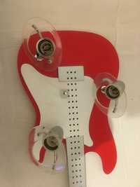 Żyrandol - gitara biało-czerwona.
