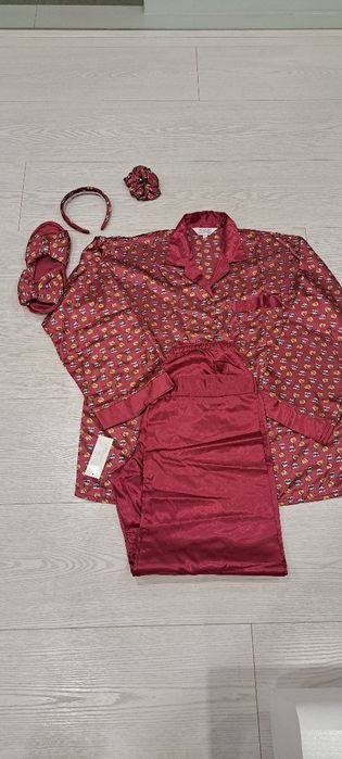 Pijama de cetim de senhora com acessórios