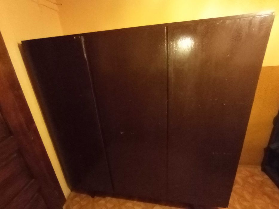 Stara drewniana szafa 3-drzwiowa