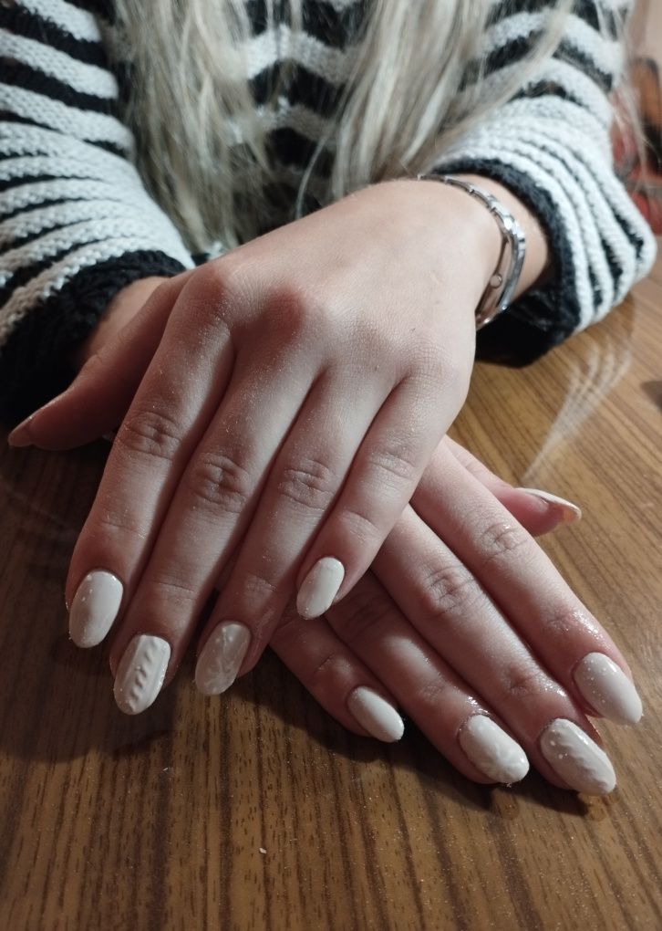 Paznokcie manicure hybrydowy/przedłużanie paznokci żelem