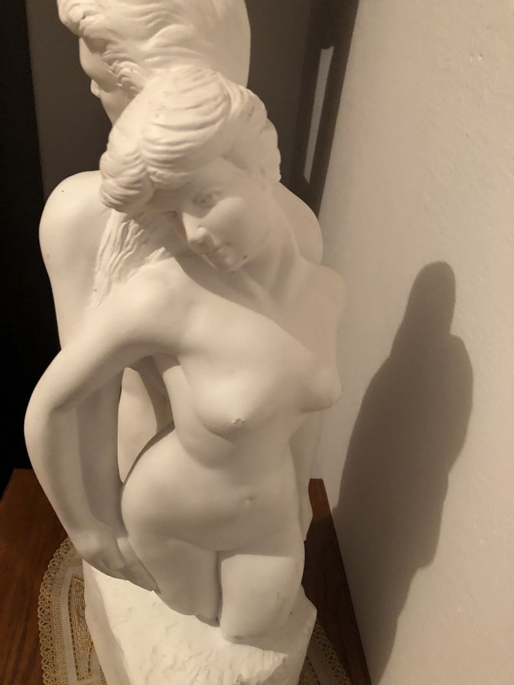 Sprzedam rzeźbę kobiety i mezczyzny przytuleni plecami 63 cm