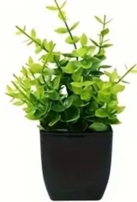 2 sztuczne kwiaty w doniczce.