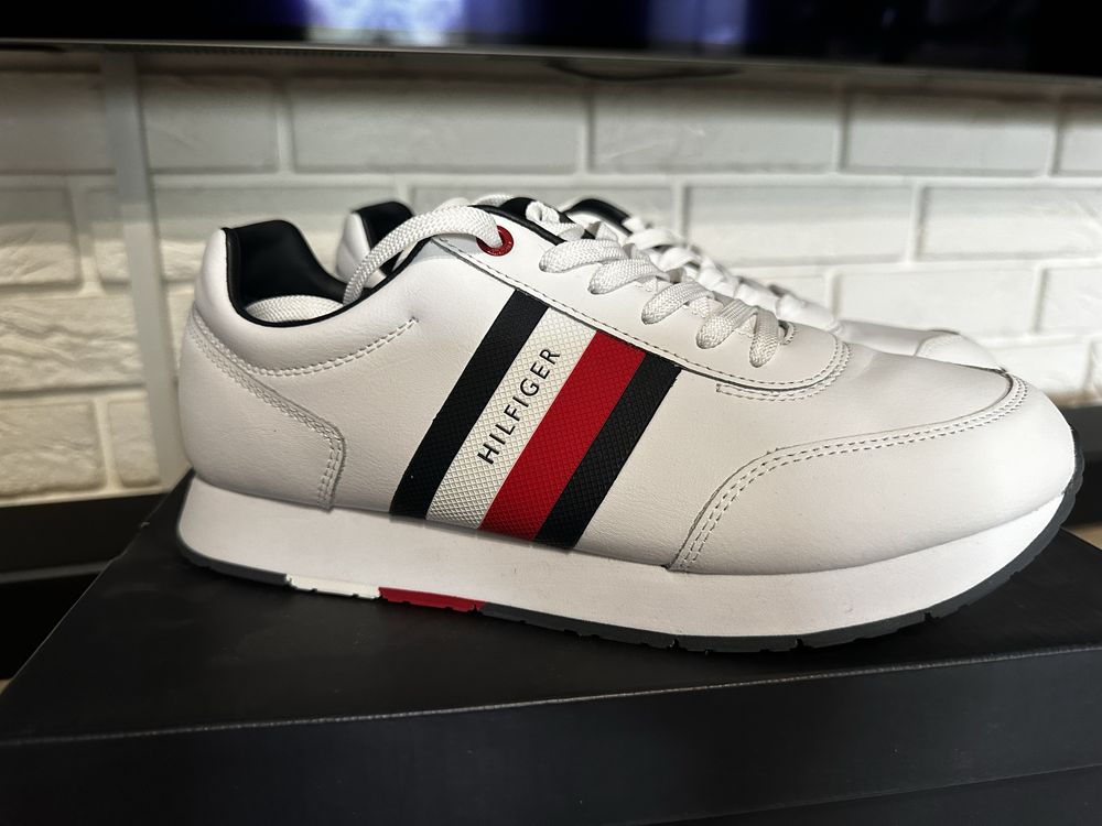 Sneakersy TOMMY HILFIGER Corporate Leather Flag Runner FM0FM02651