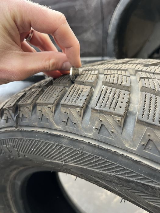 Продам зимову резину 235 60 18