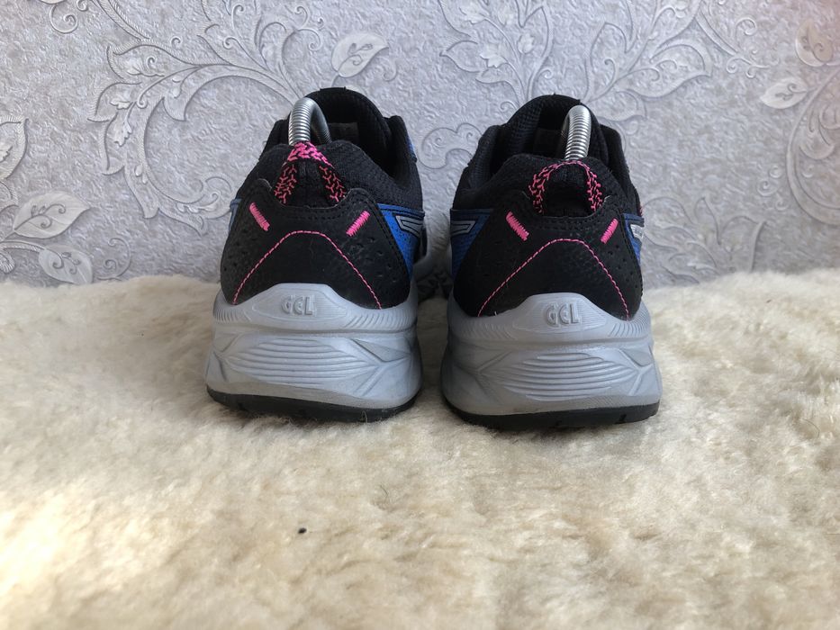 Десісезонні кросівки, як нові Asics Gel Venture 9 біг 40,5 40 39,5