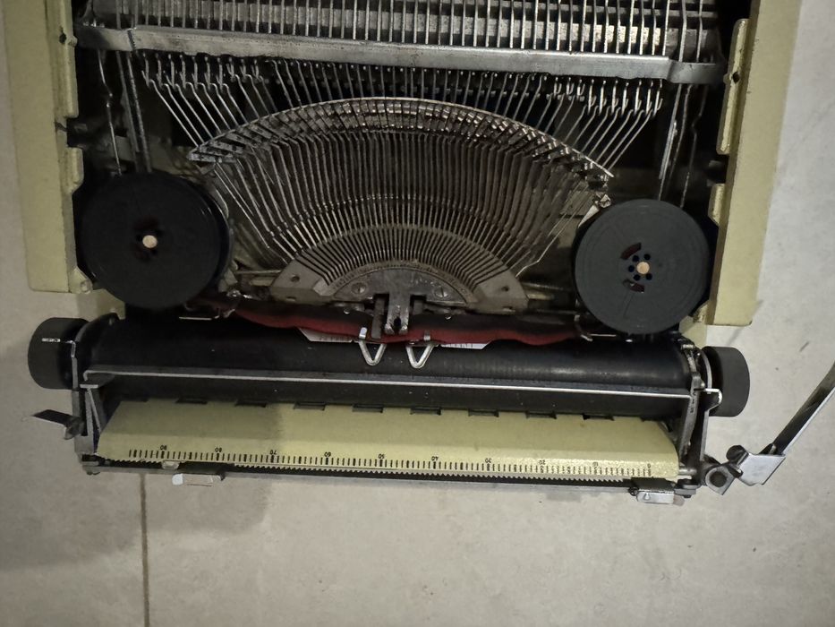 Máquina de Escrever Vintage – Messa Mini 2000 (anos 70)