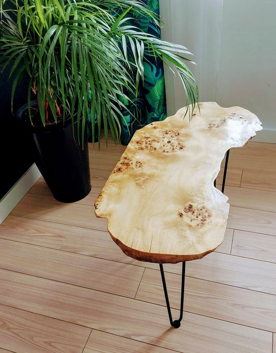 Niepowtarzalne stoliki drewniane, pokryte żywicą