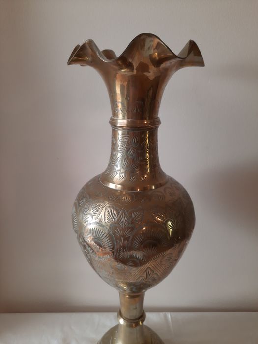 Jarra em latão trabalhado