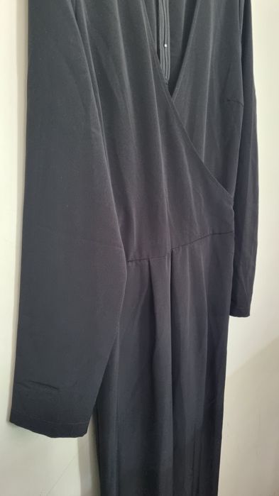 Elegancki czarny kombinezon z dekoltem na zakładkę vero moda