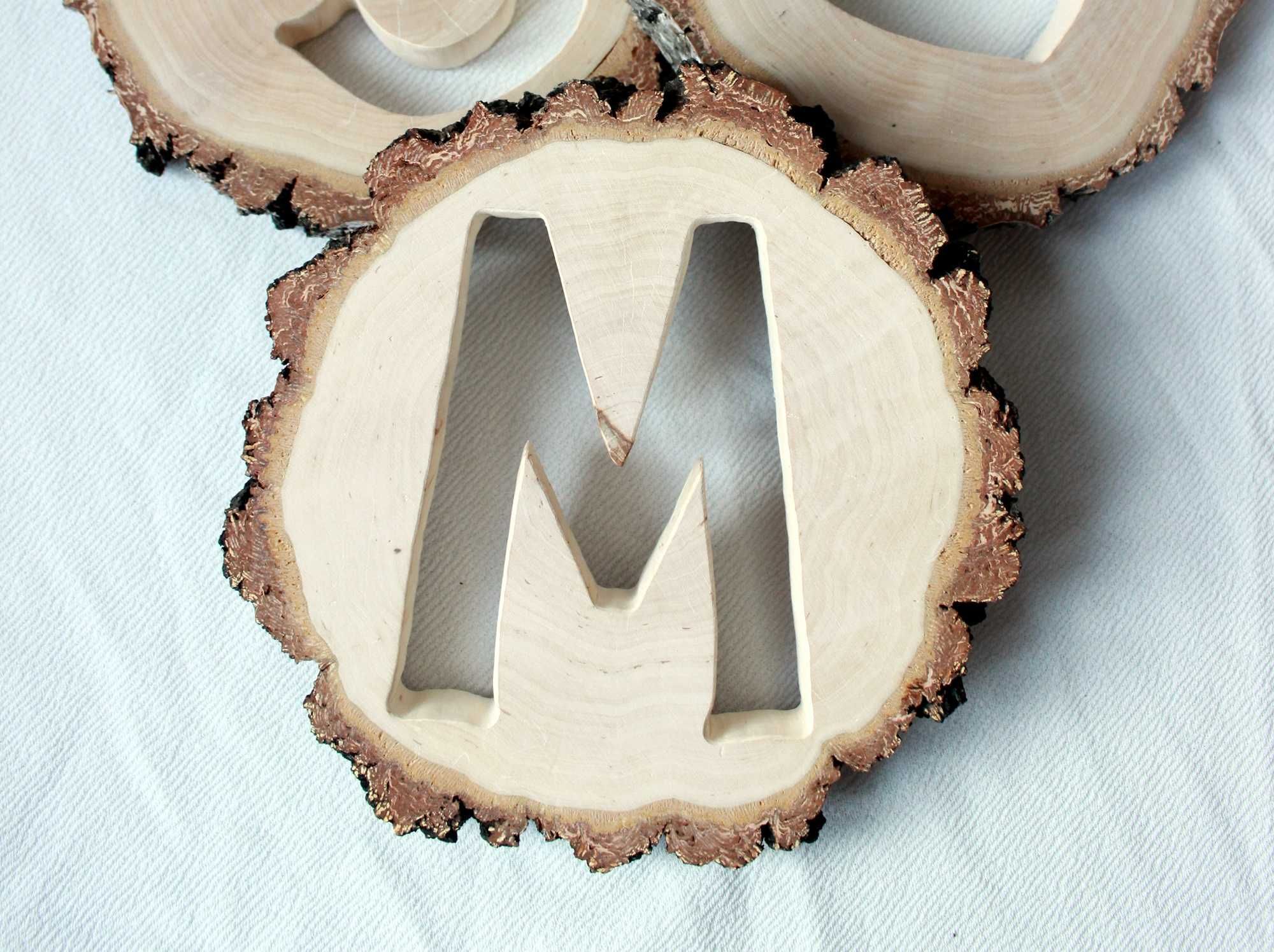 Litera M na stół drewniane plastry wycinane ażurowe brzoza ślub pieńki