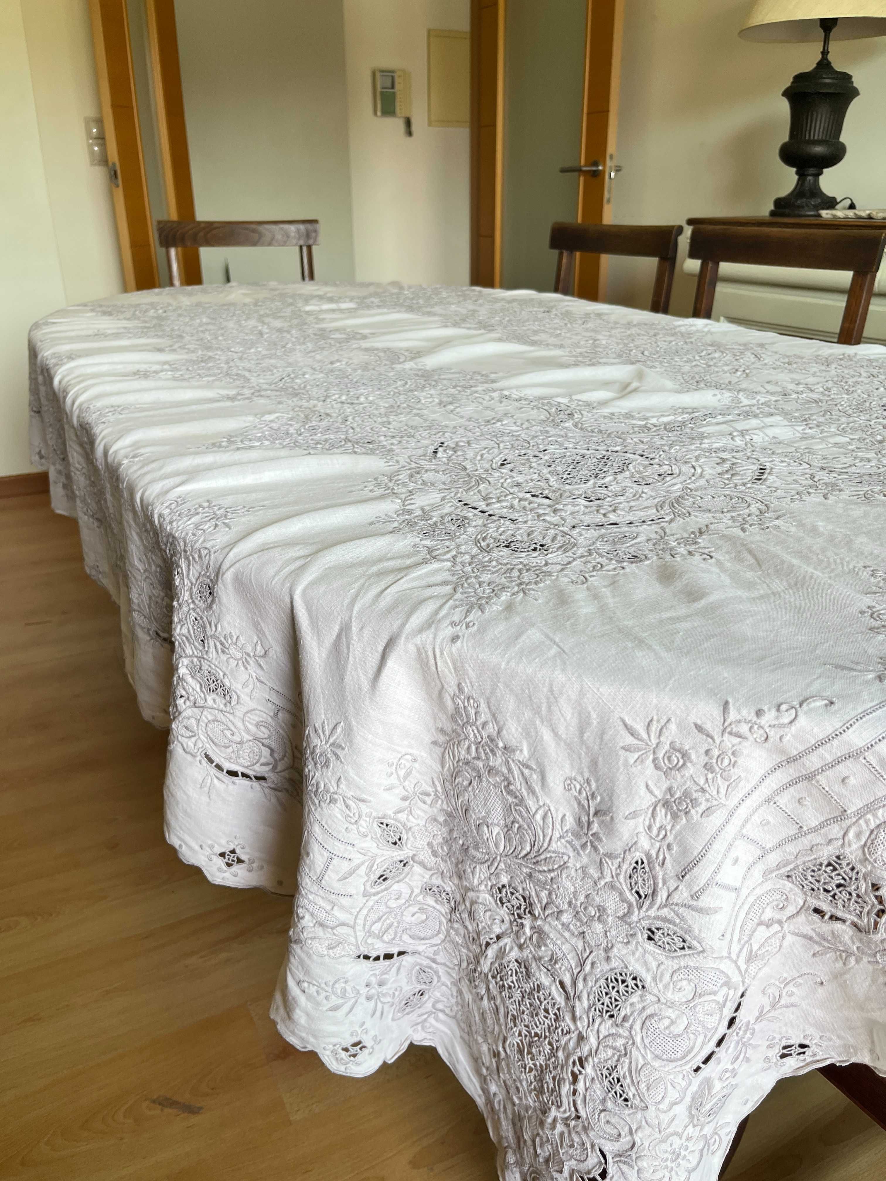 Toalha de Mesa em Bordado Madeira 100% Linho 8 Lugares
