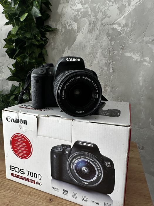 Lustrzanka Canon EOS 700D korpus + obiektyw