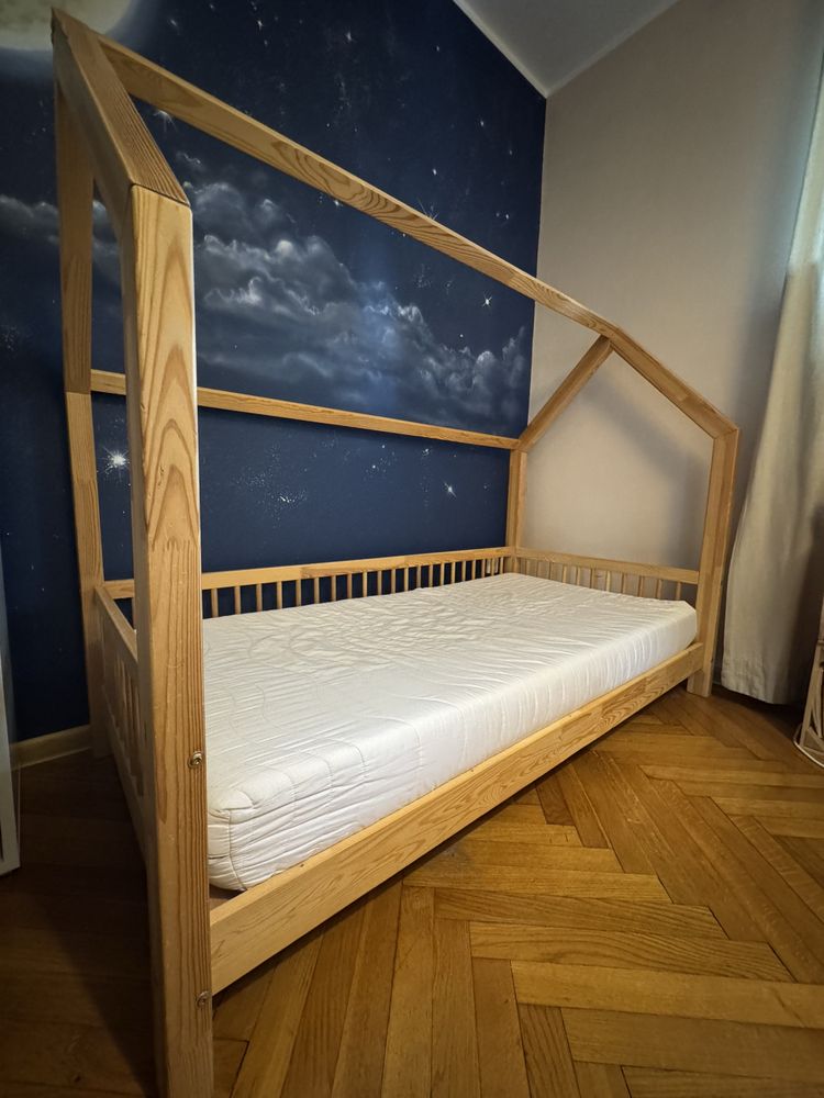 Śliczne łóżko  typu domek