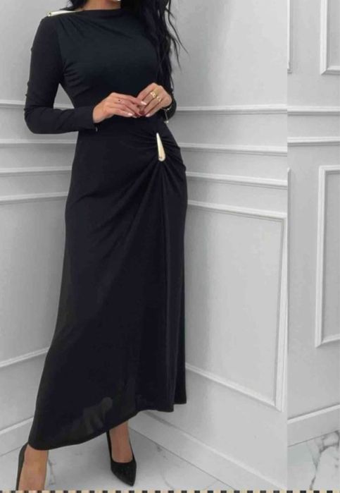 Długa maxi sukienka czarna zdobiona detalami w kolorze złota