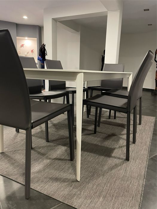Mesa de sala de jantar BoConcept branca lacrada + 6 cadeiras cinzentas