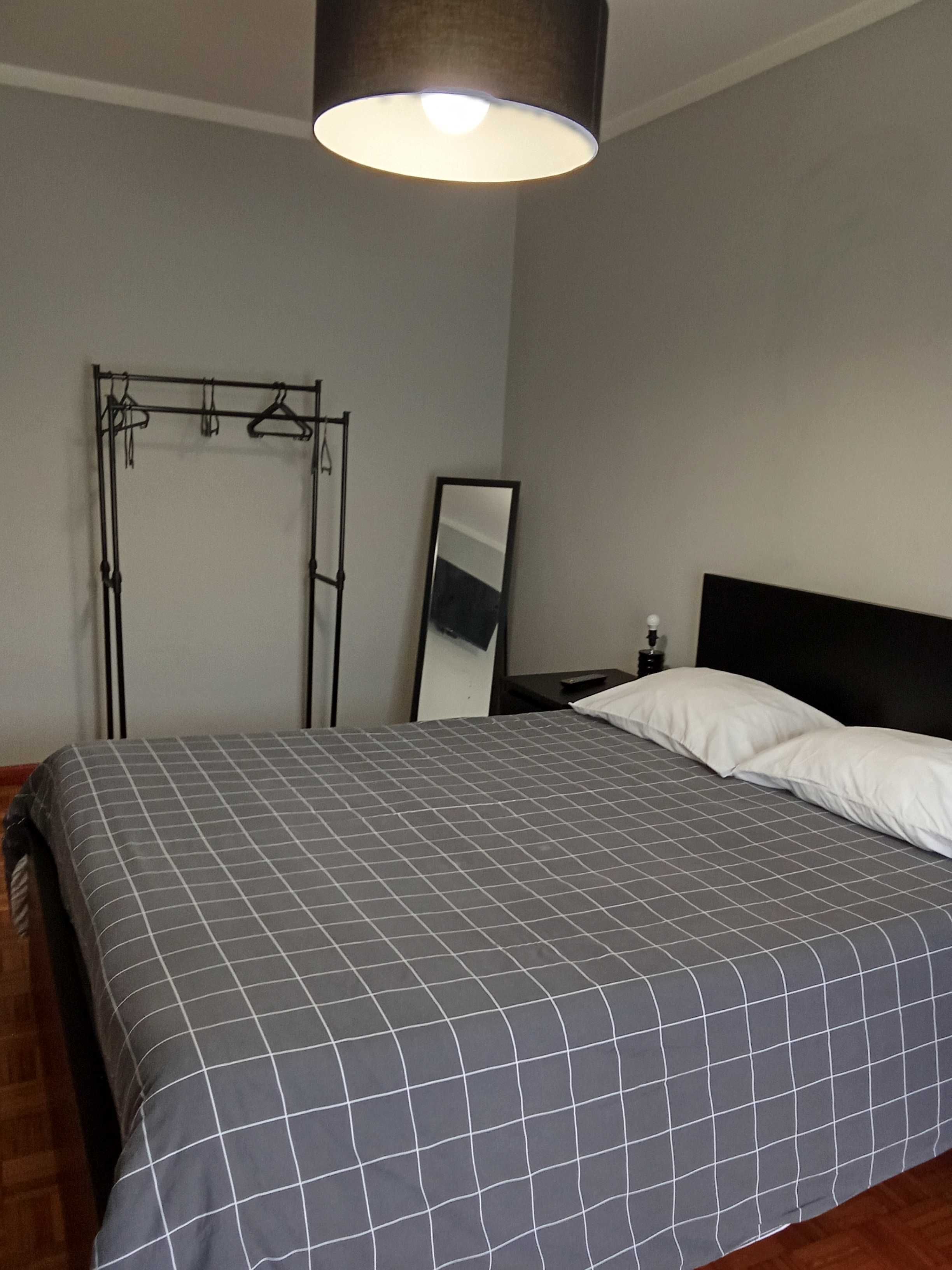 Alugo quarto Giesta