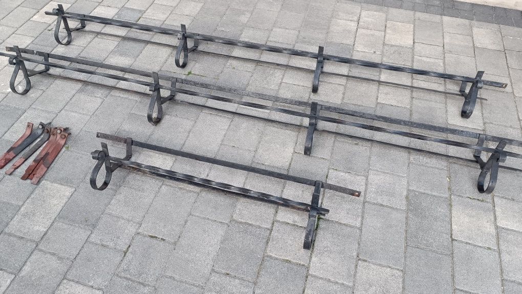 Metalowy kwietnik pod okno kute kwietniki gięte wiszące na dwór