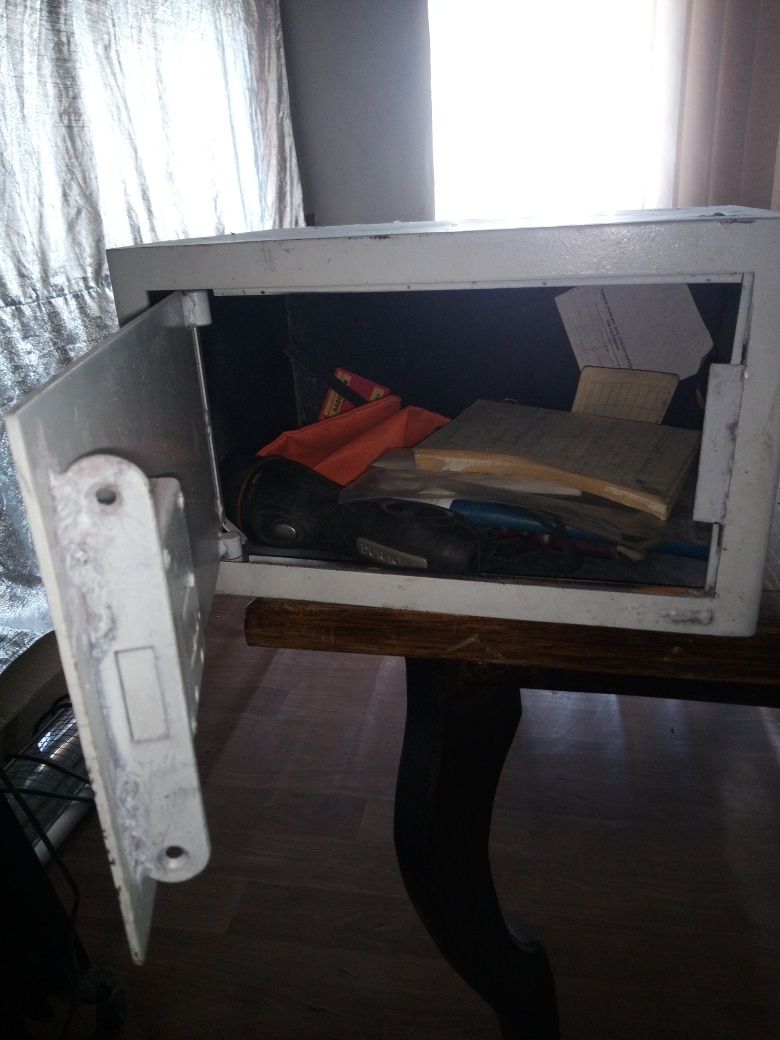 Продам колишній металевий  сейф б/у