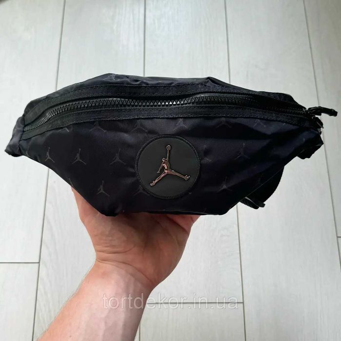 Сумка Nike Air Jordan Jacquard Crossbody у чорному кольорі.