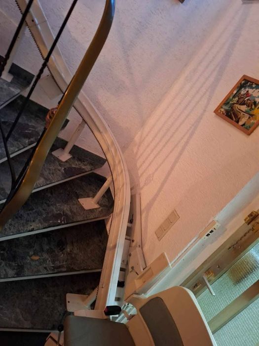 Krzesełko przyschodowe 
Krzesełko przyschodowe montowana przy s