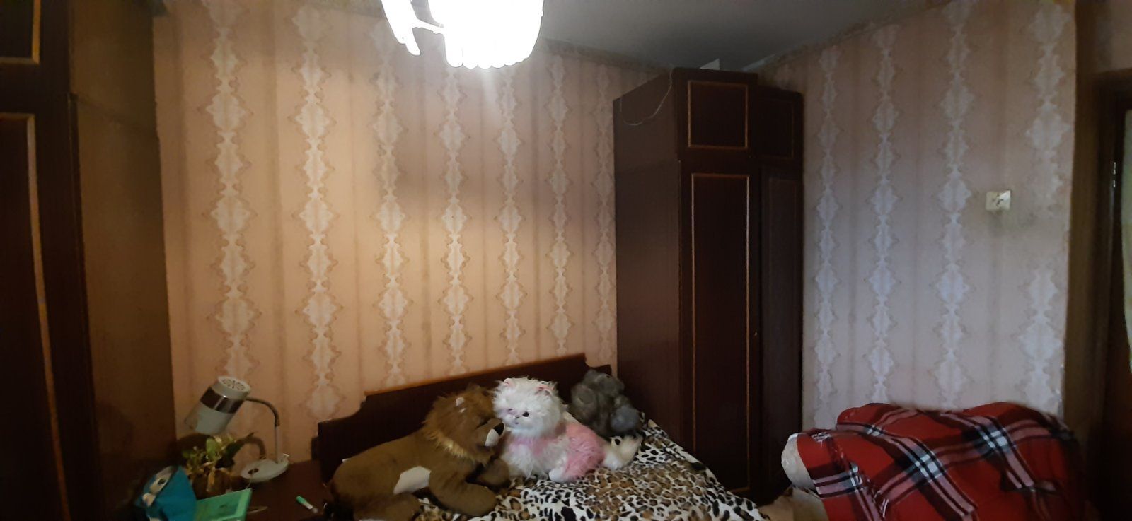 Продам трьох кім. АО, квартиру ,крошня,Покровська