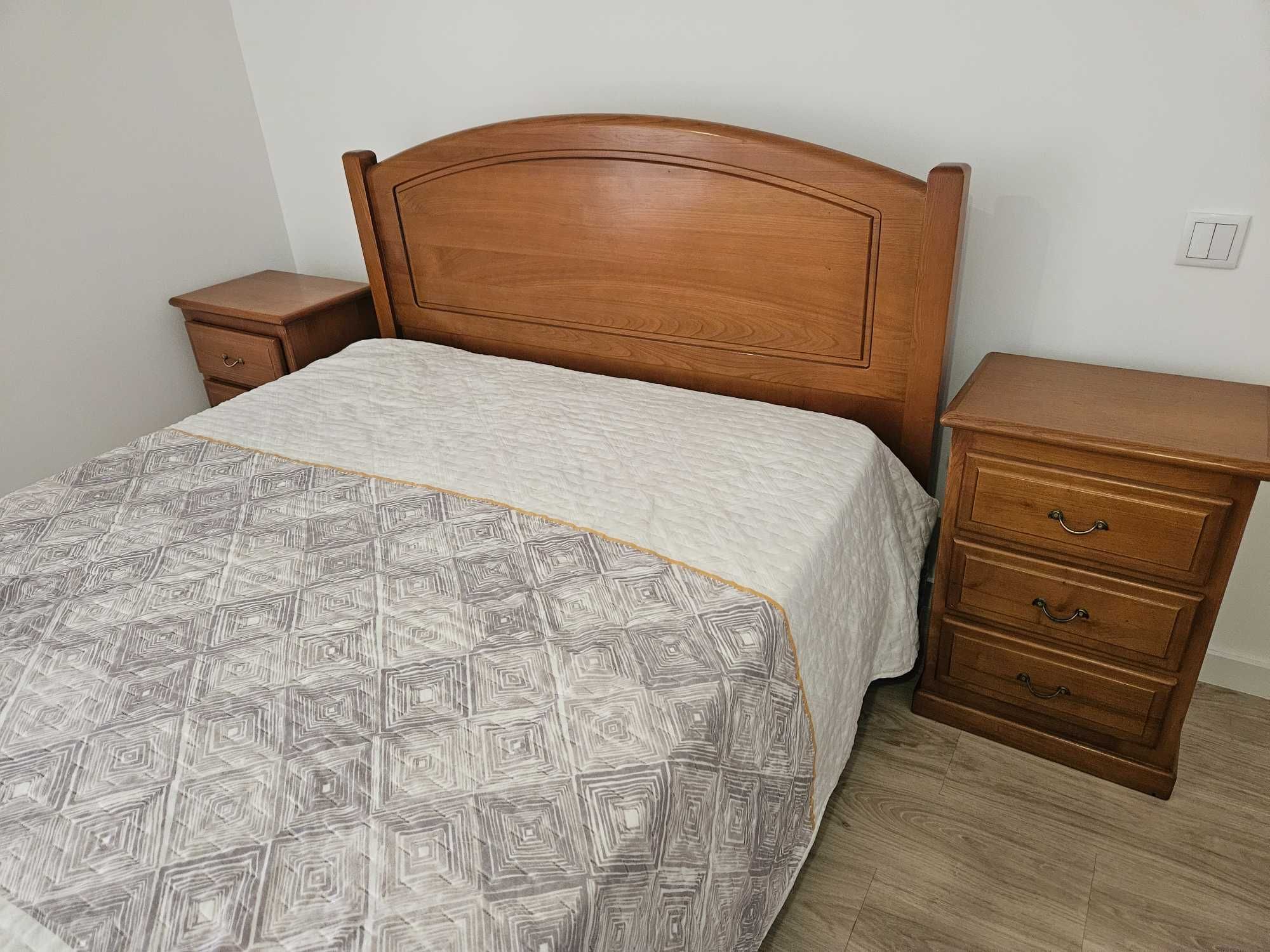 Cama com estrados, coleção e mesas de cabeceira