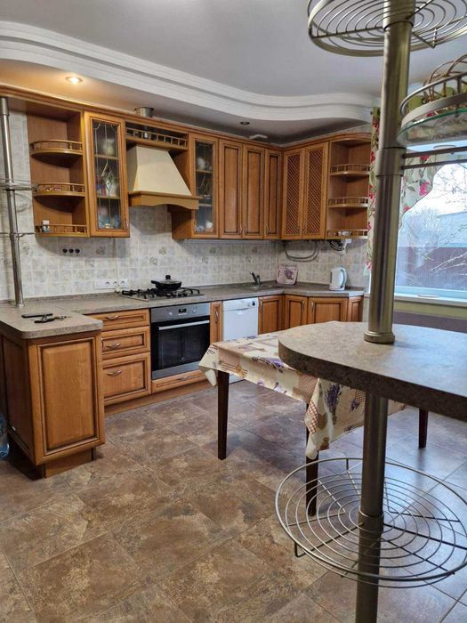 Продаж будинку 214  кв. метрів в 40 км від Києва.