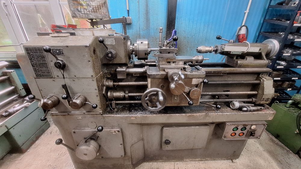 Tokarka uniwersalna TUM 25a do metalu z odczytem