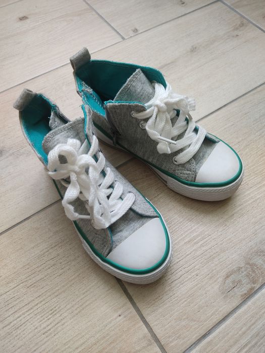 Кросівки хлопчик чи дівчинка 3-4 роки