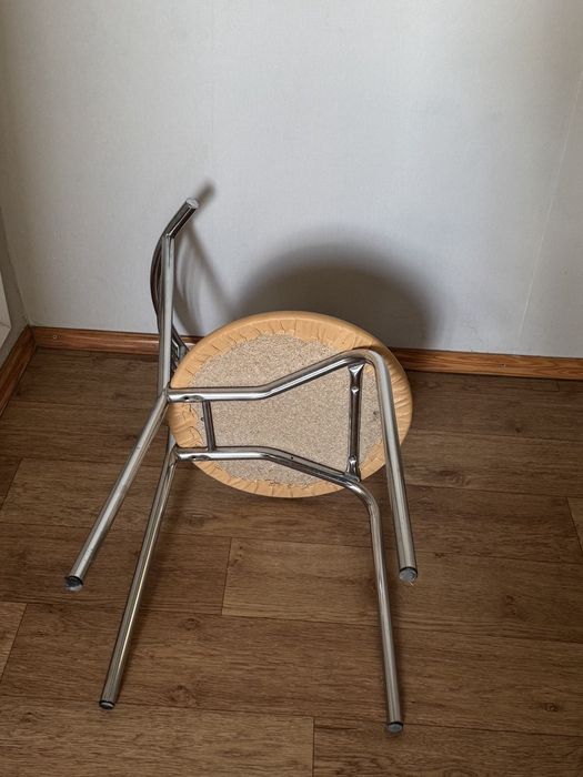 Стул з хромованої сталі