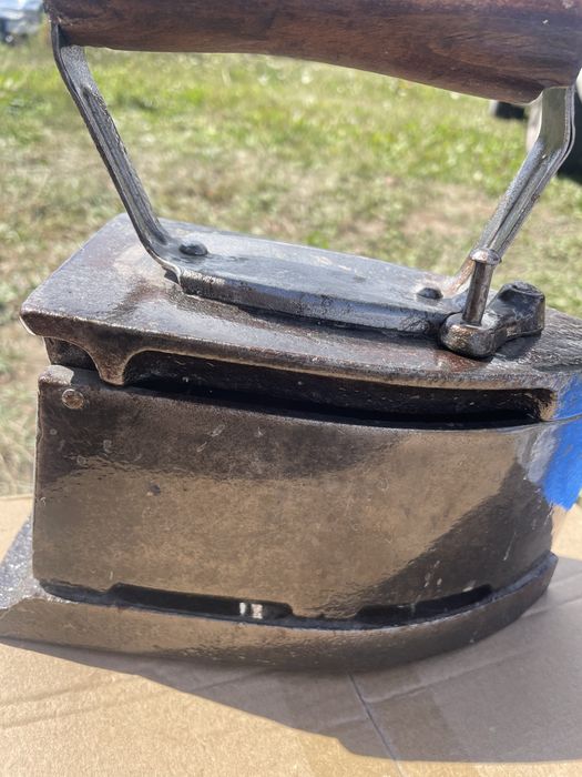 Stare rosyjskie żelazko ciężkie