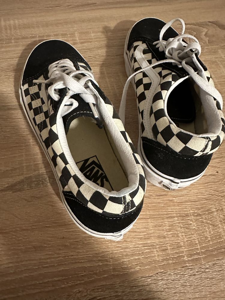 Vans Novos - 40 e 2/3